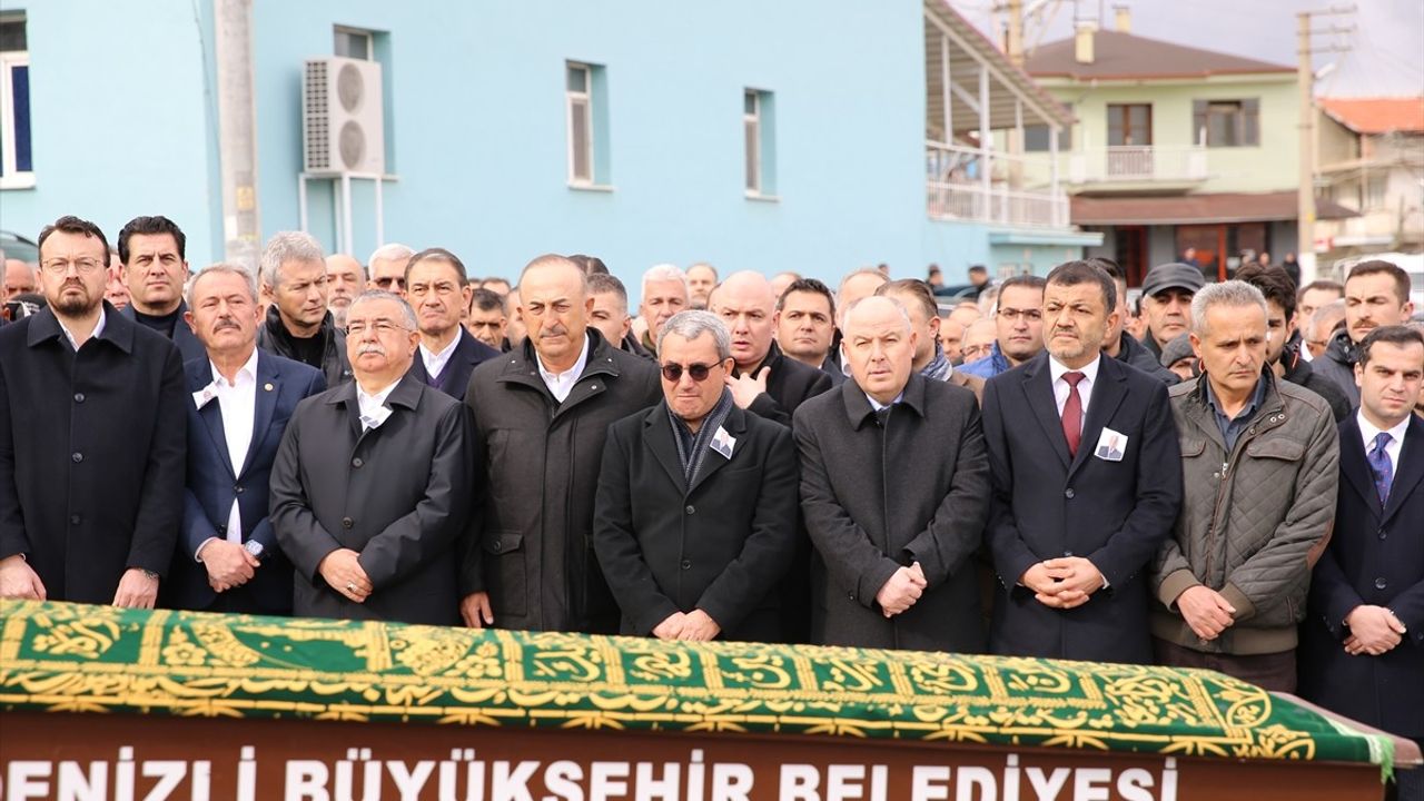 Denizli'de Traktör Devrilmesi Sonucu Hayatını Kaybeden Hüseyin Yıldız Defnedildi