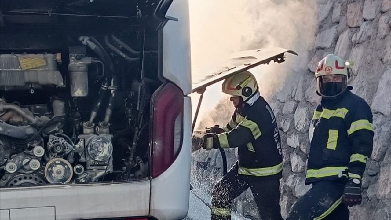 Denizli'de Yolcu Otobüsünde Yangın: Hasar Oluştu, Yolcular Tahliye Edildi