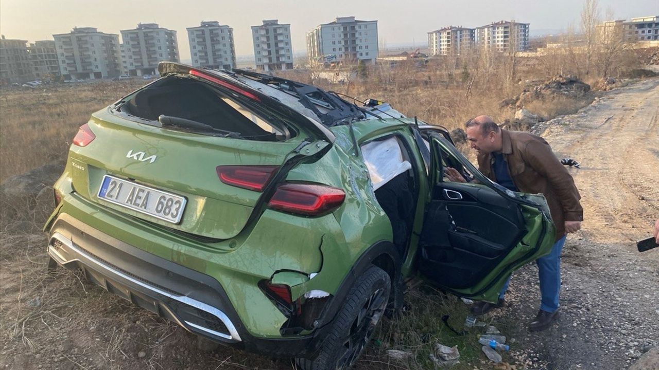 Diyarbakır'da Takla Atan Otomobilde 3 Kişi Ağır Yaralandı