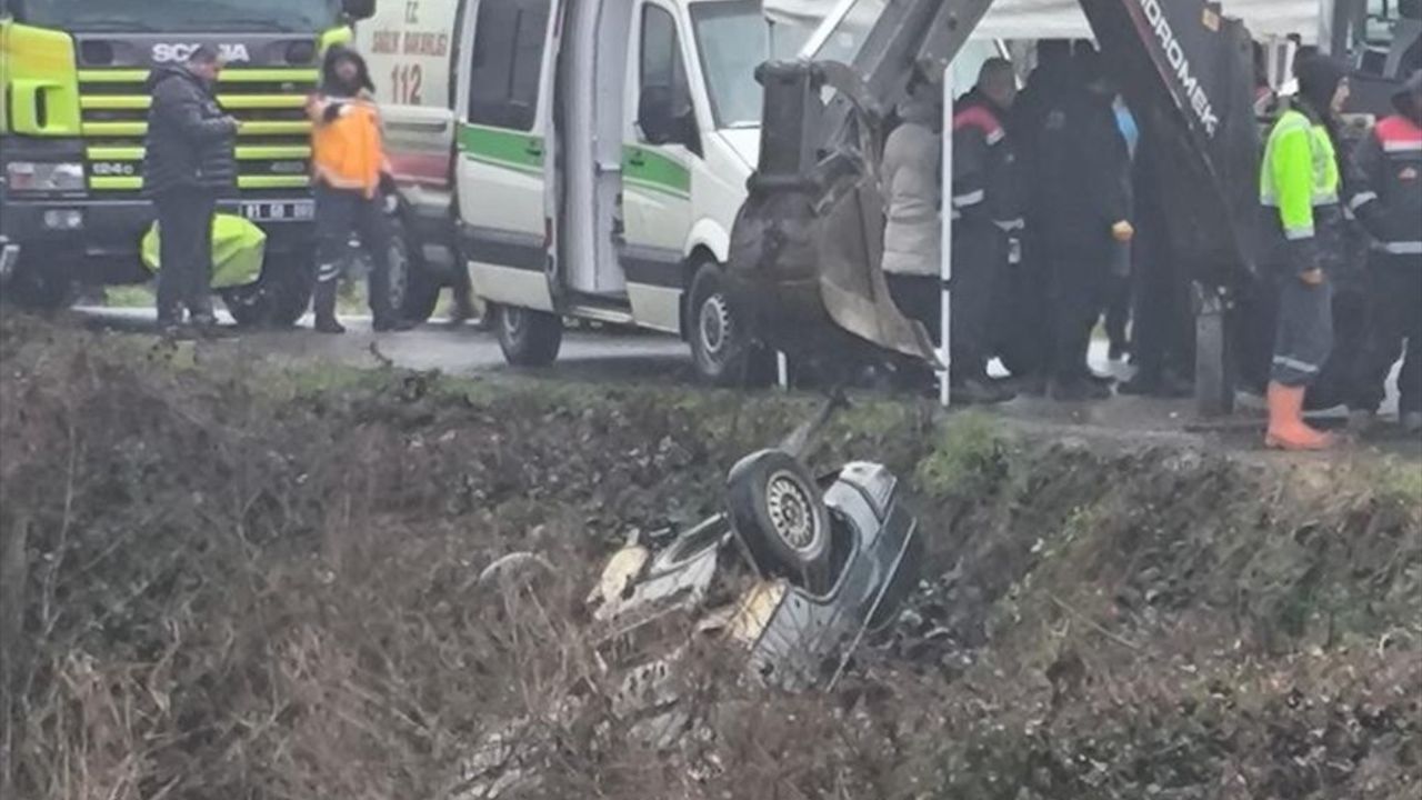 Düzce'de Dereye Devrilen Otomobilden Üzücü Haber: Sürücü Hayatını Kaybetti