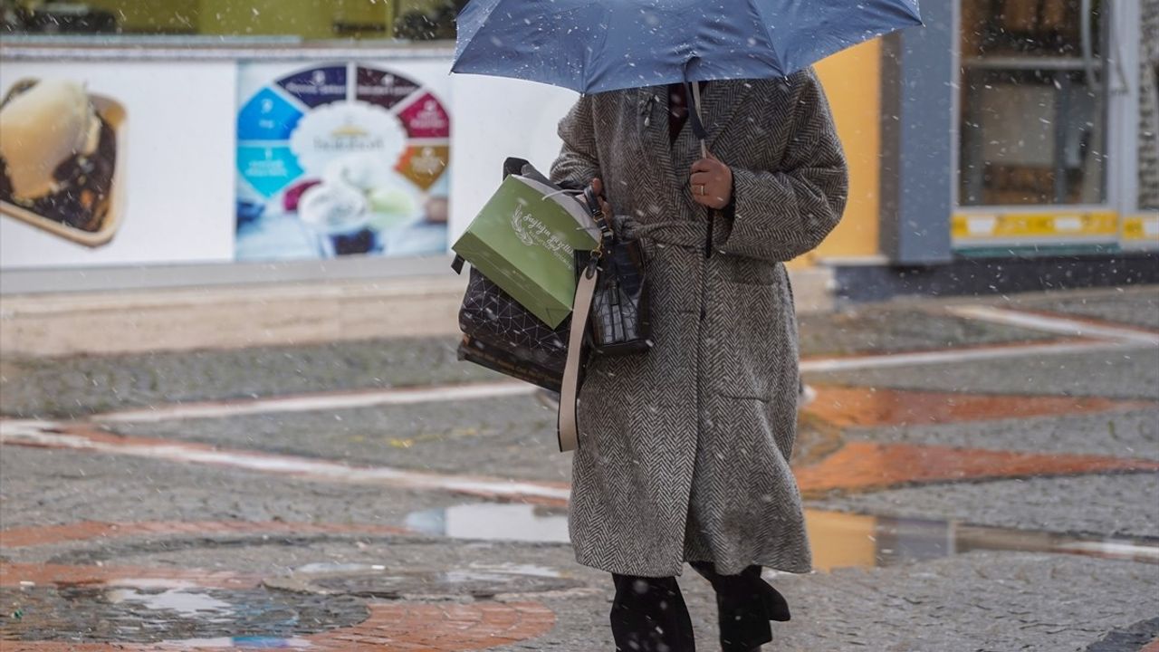 Edirne'de Kar Yağışı Yeniden Etkili Olmaya Başladı