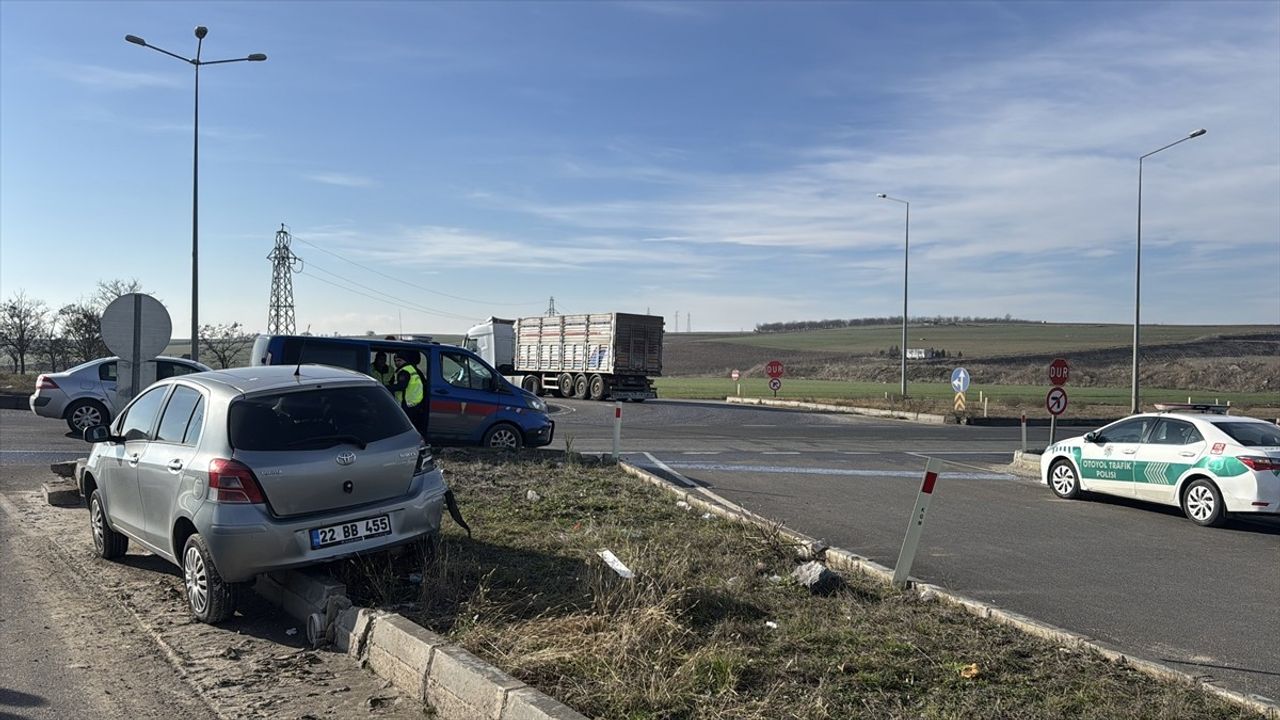 Edirne'de Minibüs ile Otomobil Çarpıştı: 2 Yaralı