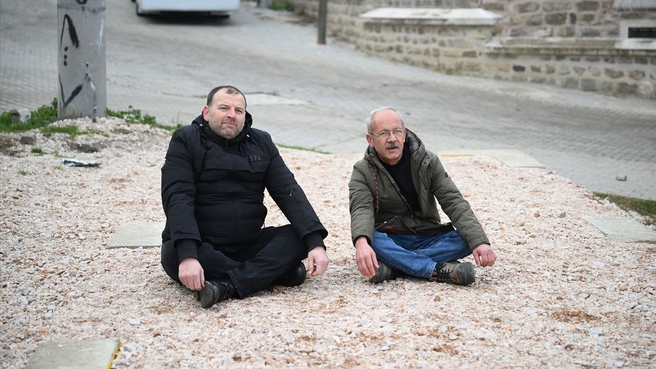 Edirne'de Muhtar, Hizmet Binası İçin Oturma Eylemi Düzenledi