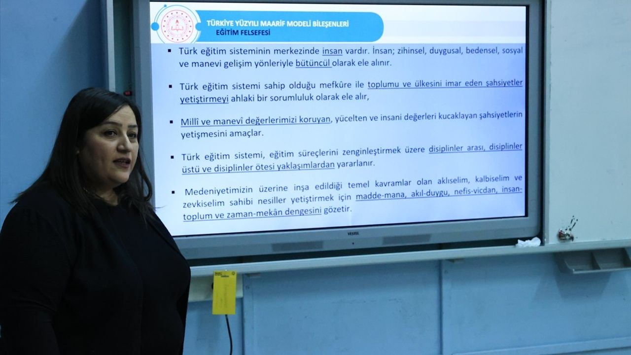 Edirne'de 'Türkiye Yüzyılı Maarif Modeli' Eğitimi Velilere Veriliyor