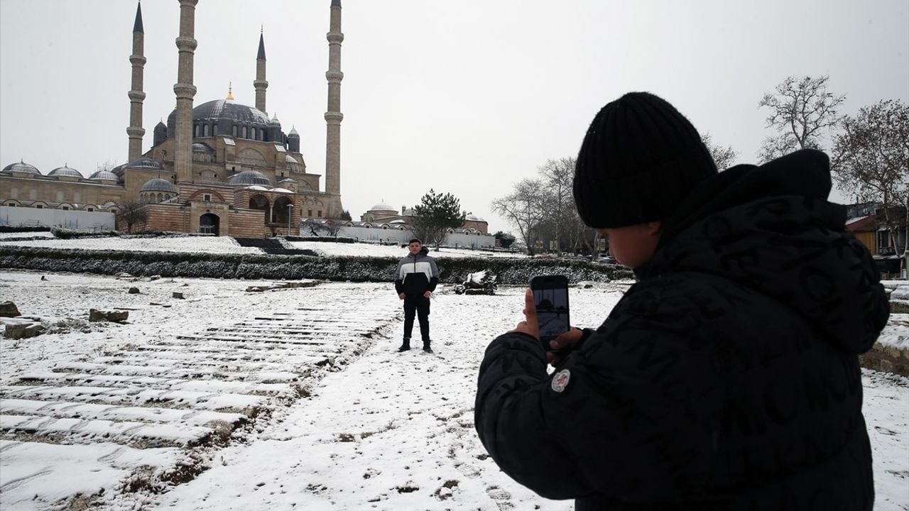 Edirne'yi Beyaz Örtü Kapladı: Tarihi Yapılar Kartpostallık Manzaralar Sunuyor