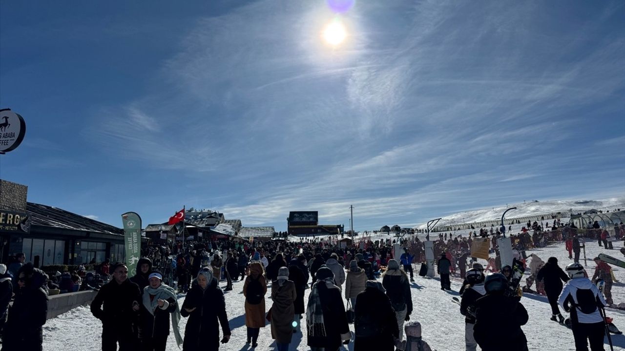 Erciyes Kayak Merkezi, Yeni Yılın İlk Günü 110 Bin Ziyaretçiyi Ağırladı