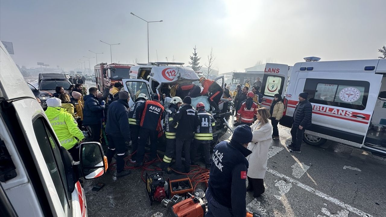 Erzurum'da Ambulans Kazasında 8 Kişi Yaralandı