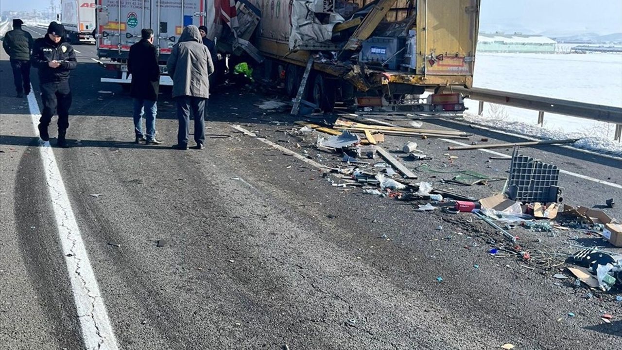 Erzurum'da İki Tırın Karıştığı Kazada Bir Sürücü Hayatını Kaybetti