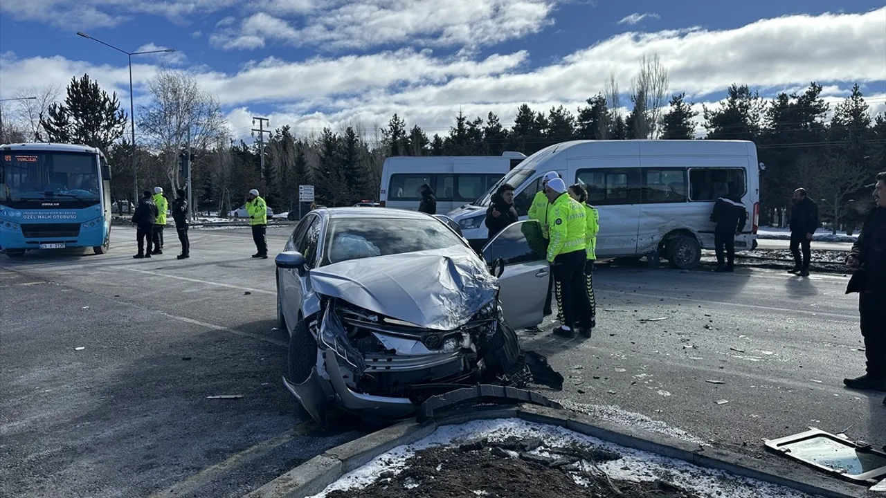 Erzurum'da Minibüs ve Otomobil Çarpıştı: 6 Yaralı