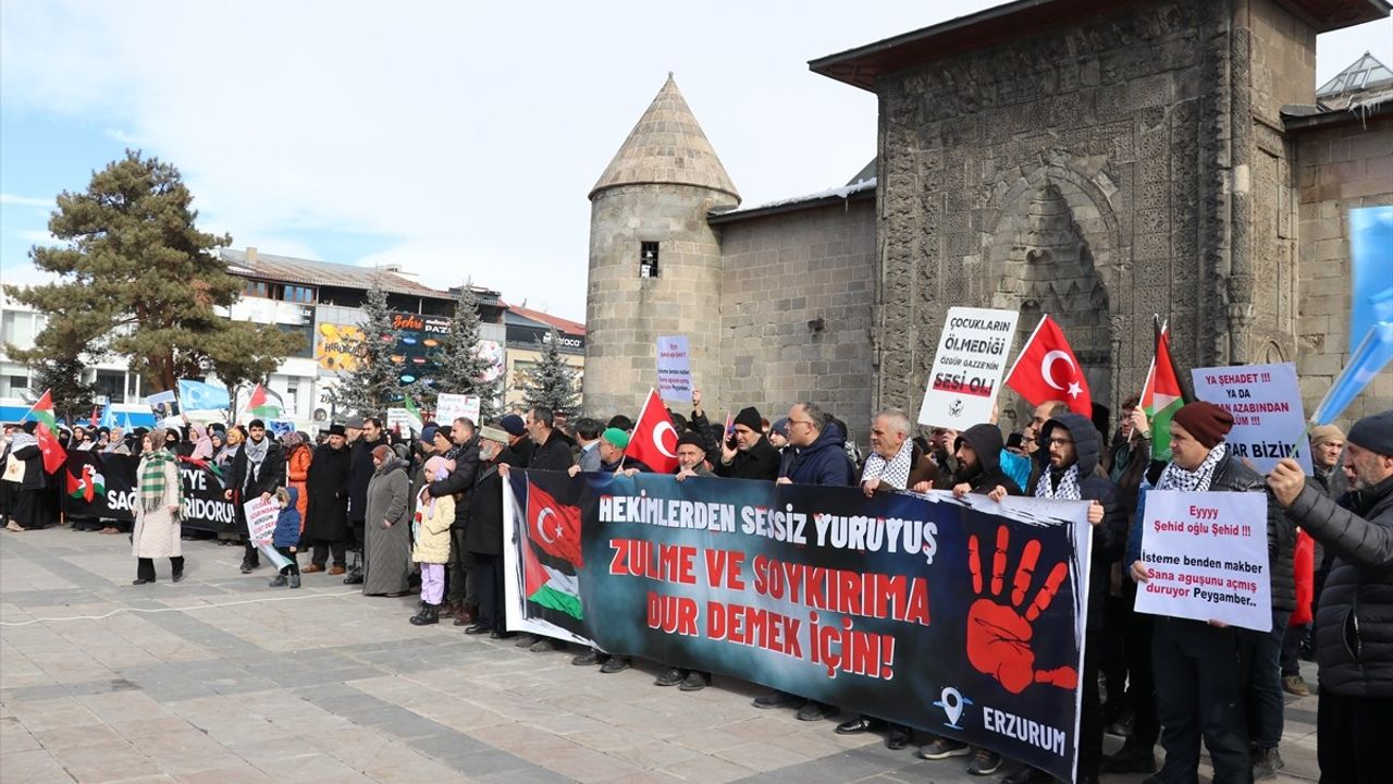 Erzurum'da Sağlık Çalışanları Gazze İçin Dondurucu Soğukta Yürüdü