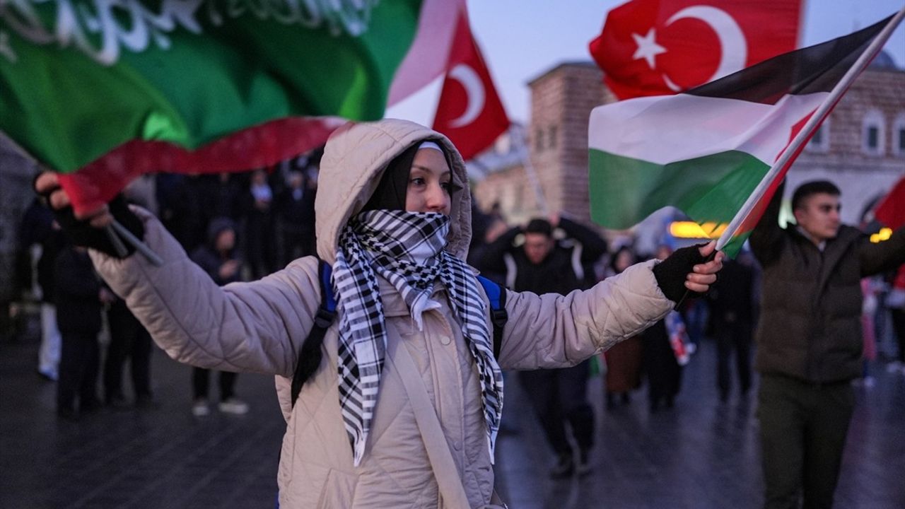 Filistin'e Destek için Galata Köprüsü'nde Eylem Başladı