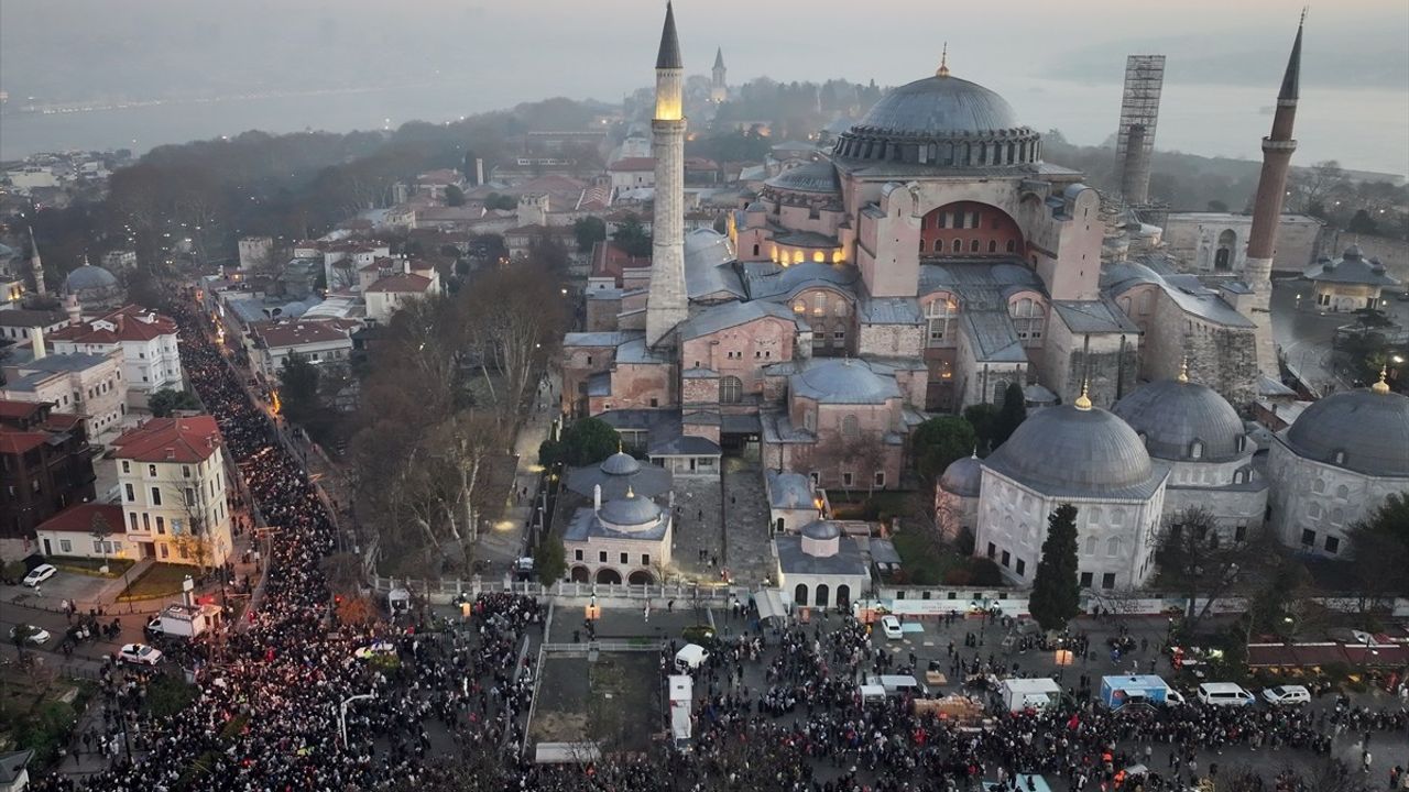 Galata Köprüsü'nde Filistin'e Destek Yürüyüşü: On Binlerce Kişi Bir Araya Geldi