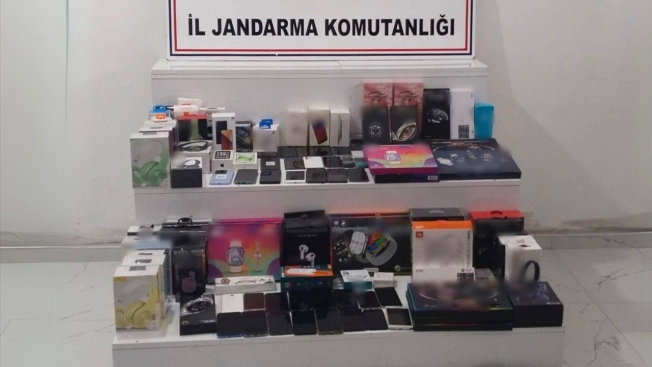 Gaziantep'te Kaçak Elektronik Eşya Operasyonu: 53 Cep Telefonu Ele Geçirildi