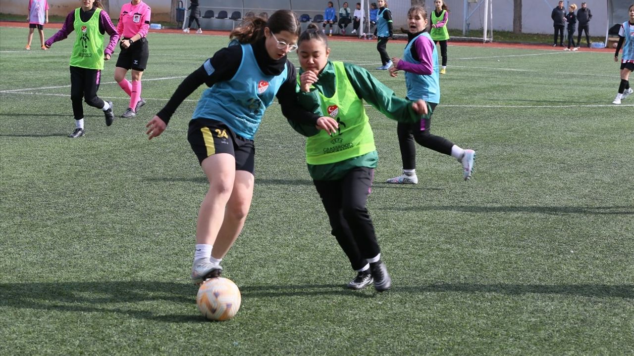 Gaziantep'te Kız Futbolcular Milli Takım İçin Yarıştı