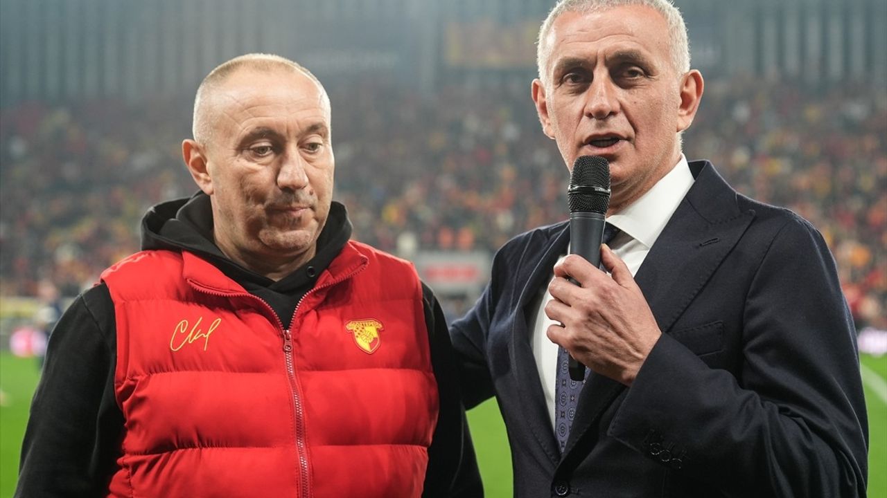 Göztepe Teknik Direktörü Stanimir Stoilov'a Fair Play Ödülü