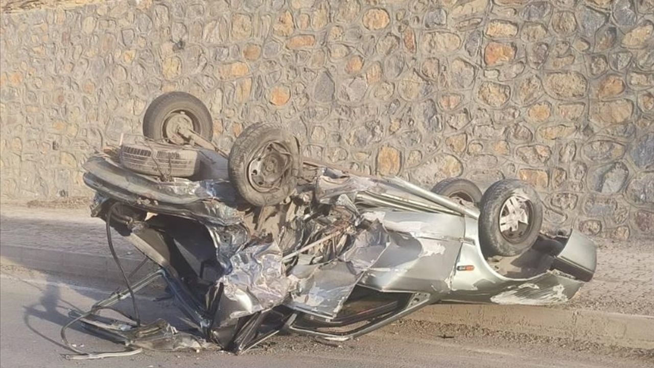 Gümüşhane'de İki Otomobil Çarpıştı: 3 Yaralı