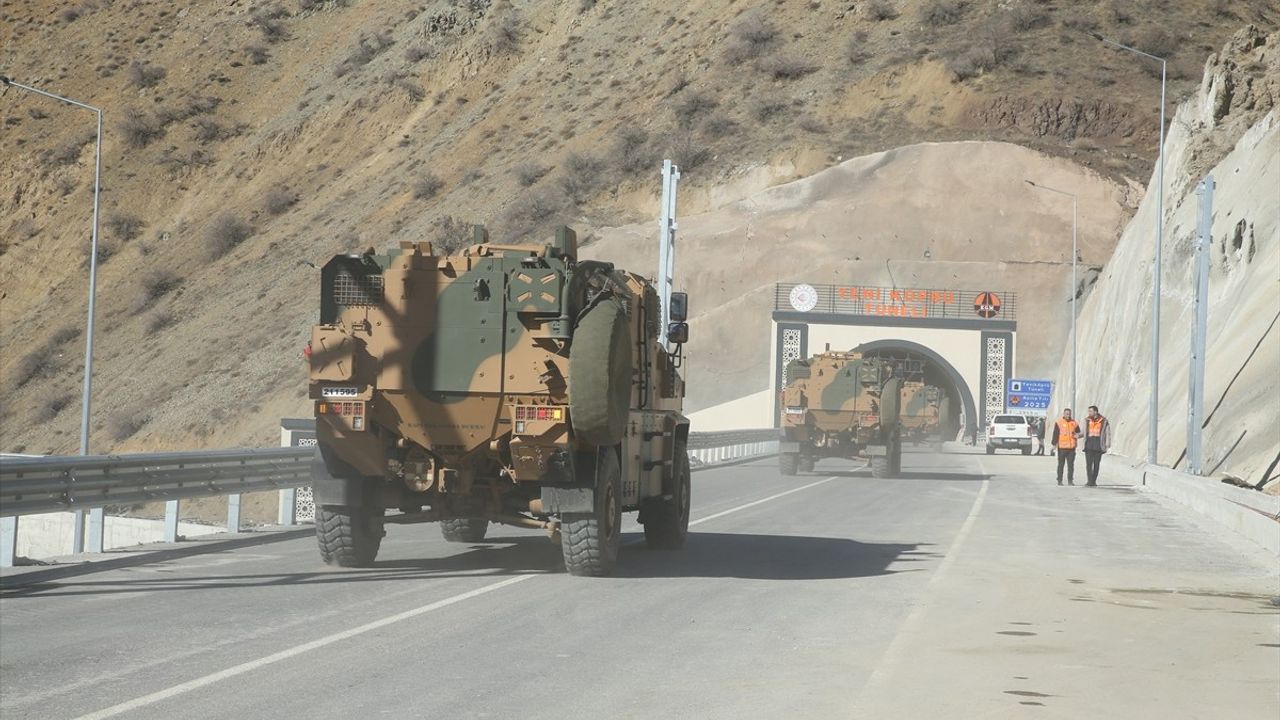 Hakkari'de Yeniköprü Tüneli Araç Geçişlerine Açıldı