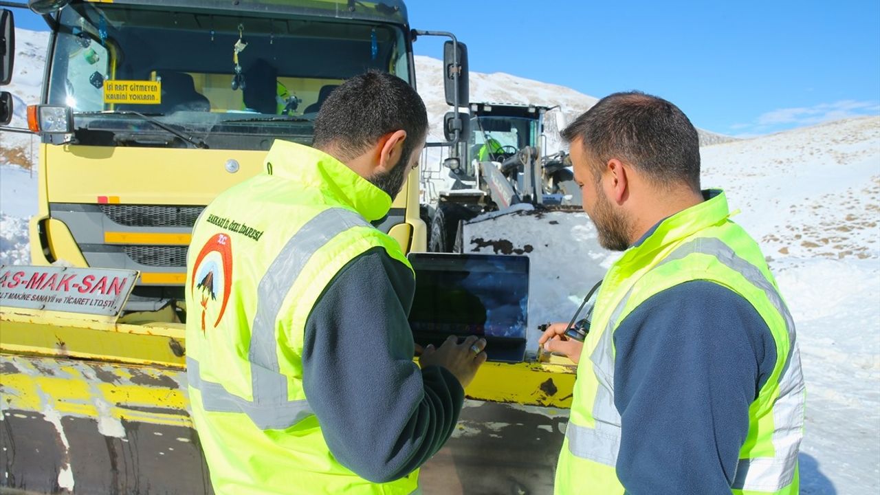 Hakkari'deki Karla Mücadele Ekibi, AA'nın 'Yılın Kareleri' Oylamasına Katıldı