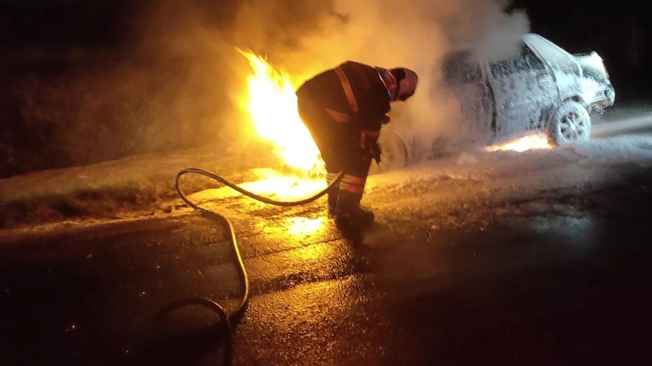 Hatay'da Seyir Halindeki Otomobilde Yangın Çıktı