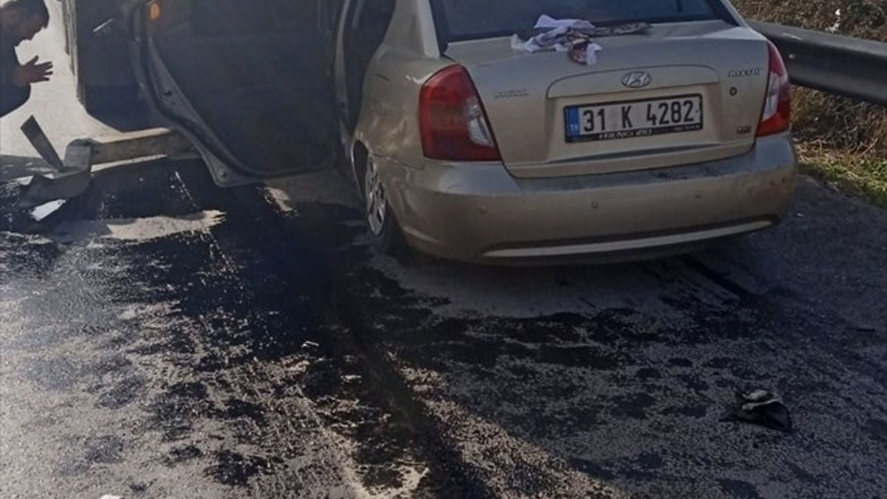 Hatay'da Tıra Arkadan Çarpan Otomobilde İki Yaralı