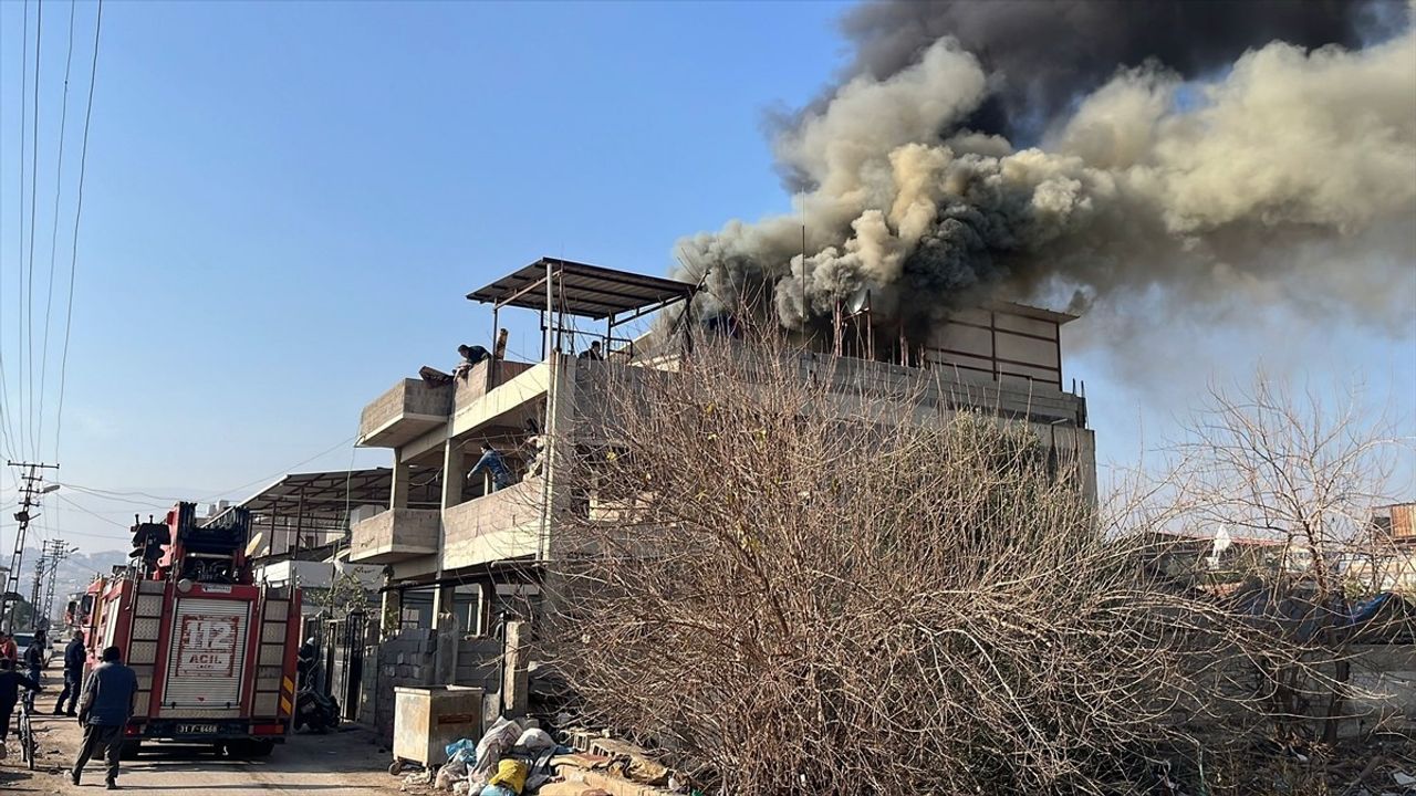 Hatay Kırıkhan'da Çatı Katı Yangını: 2 Kişi Hastaneye Kaldırıldı