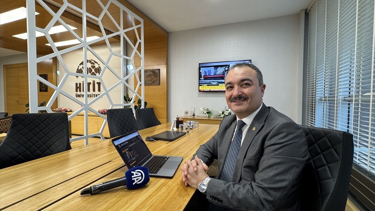 Hitit Üniversitesi Rektörü Öztürk, AA'nın 'Yılın Kareleri' Oylamasına Katıldı