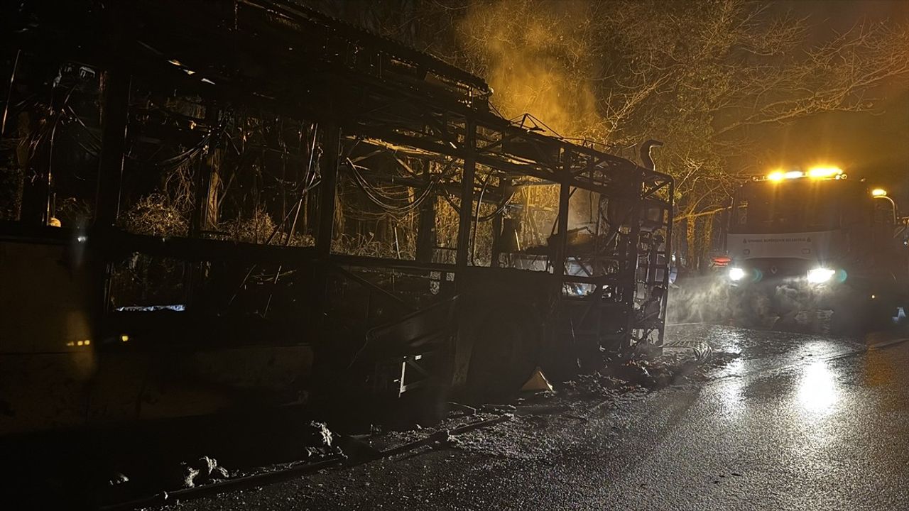 İETT Otobüsü Sarıyer'de Alev Aldı: Kullanılamaz Hale Geldi