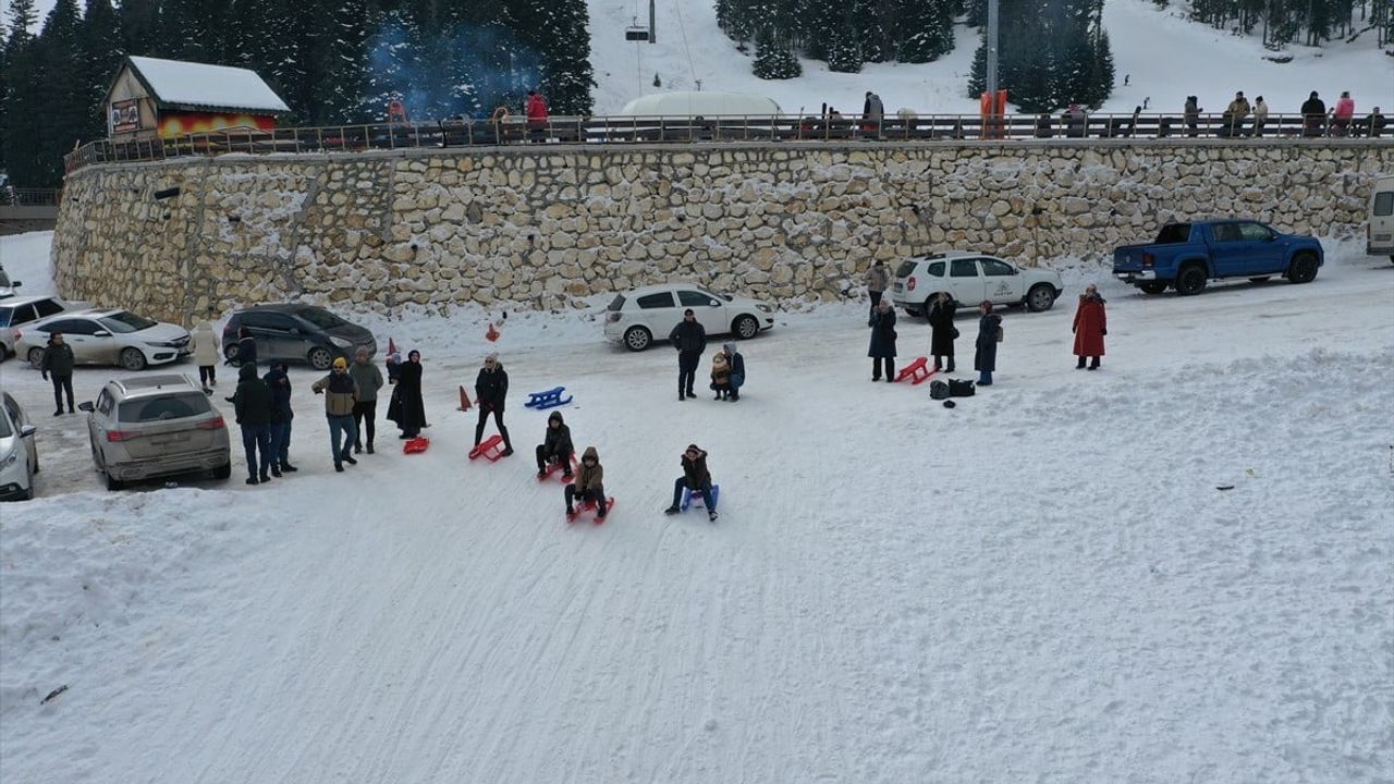 Ilgaz Dağı'nda Hafta Sonu Kayak Keyfi: Yurduntepe Kayak Merkezi'nde Yoğunluk