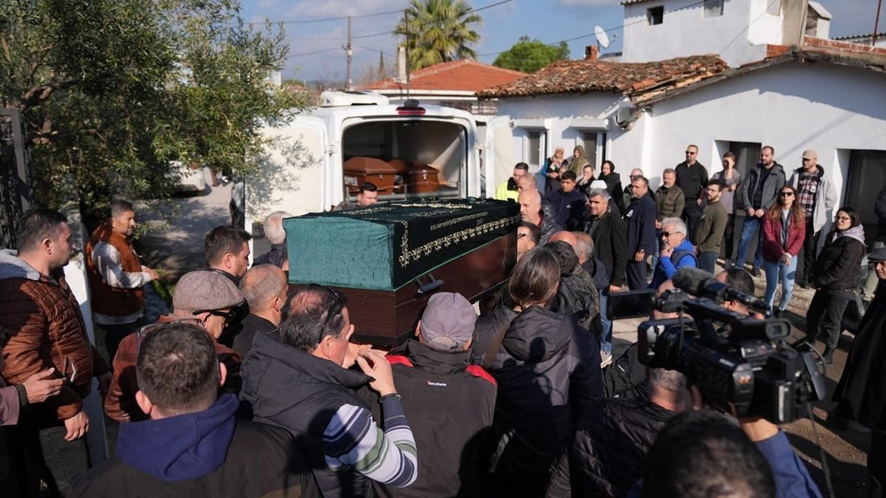 İngiltere'de Cansız Bedeni Bulunan Türk Akademisyen Orhan Ekren İzmir'de Defnedildi