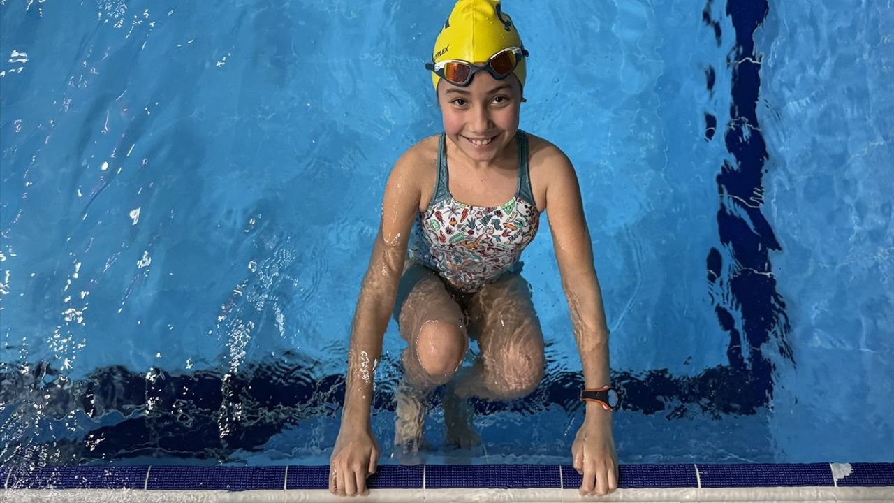 İşitme Engelli Yüzücü Zeynep Abacı'dan Milli Takım Hedefi