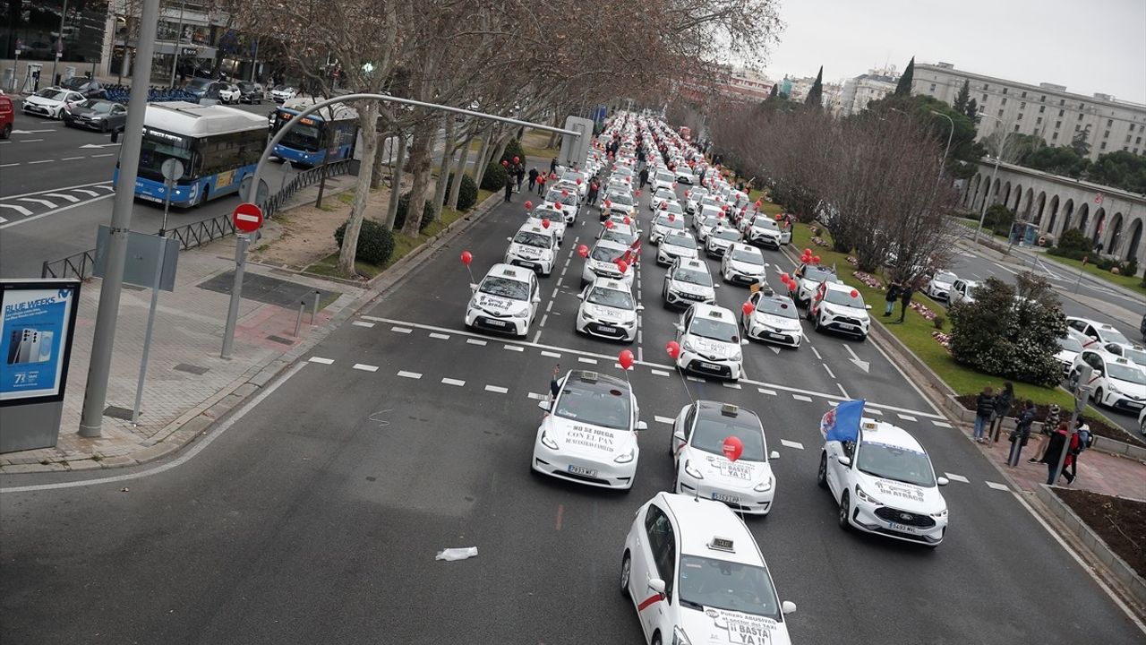 İspanya'da Taksiciler Sigorta Artışlarına Karşı Madrid'de Eylem Yaptı