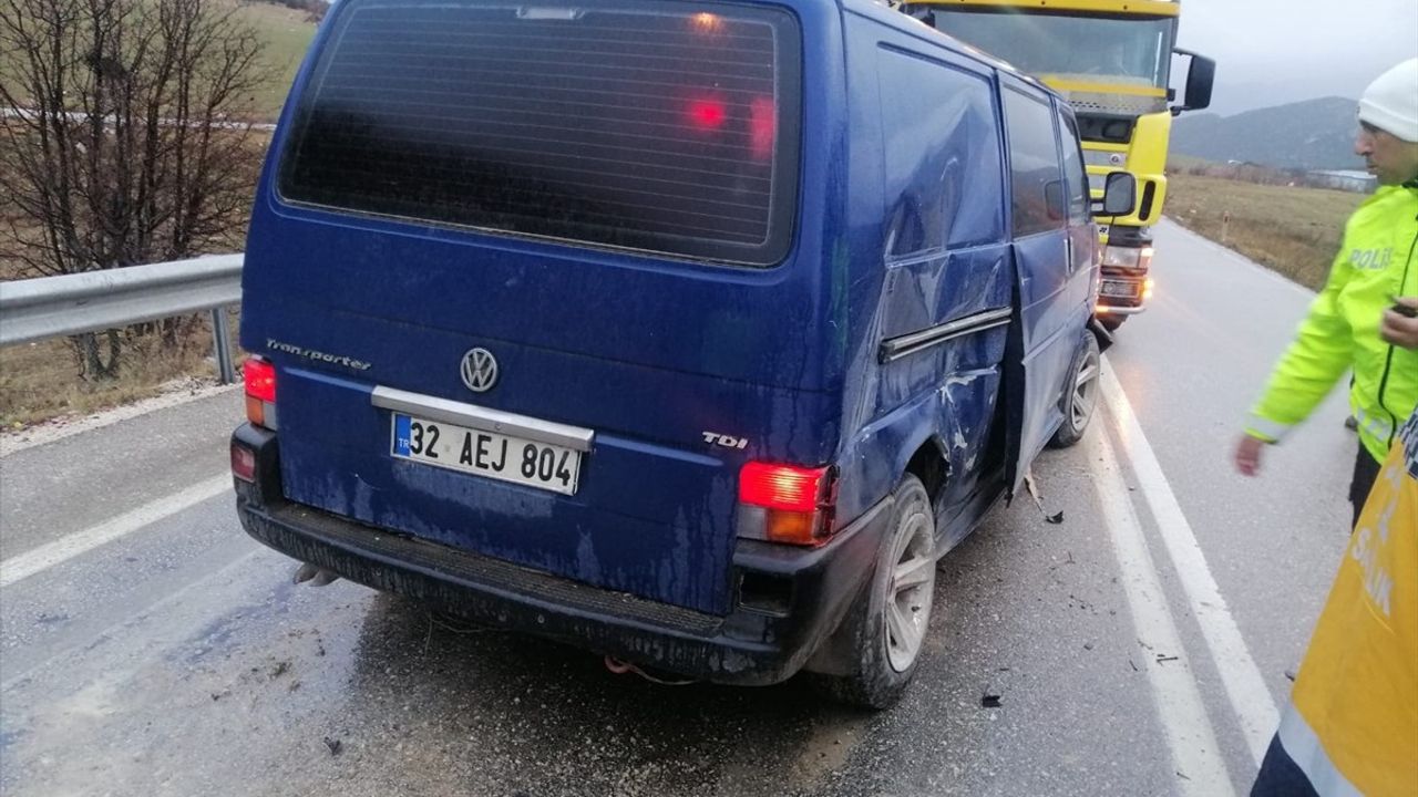 Isparta'da Sivil Polis Aracının Kamyonetle Çarpışması: 2 Polis Memuru Yaralı