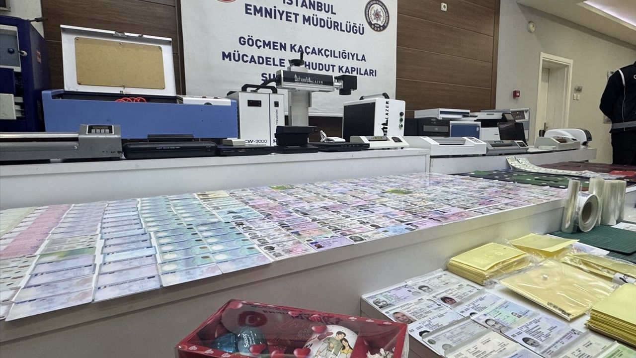 İstanbul'da Sahte Kimlik ve Pasaport Operasyonu: 8 Tutuklama