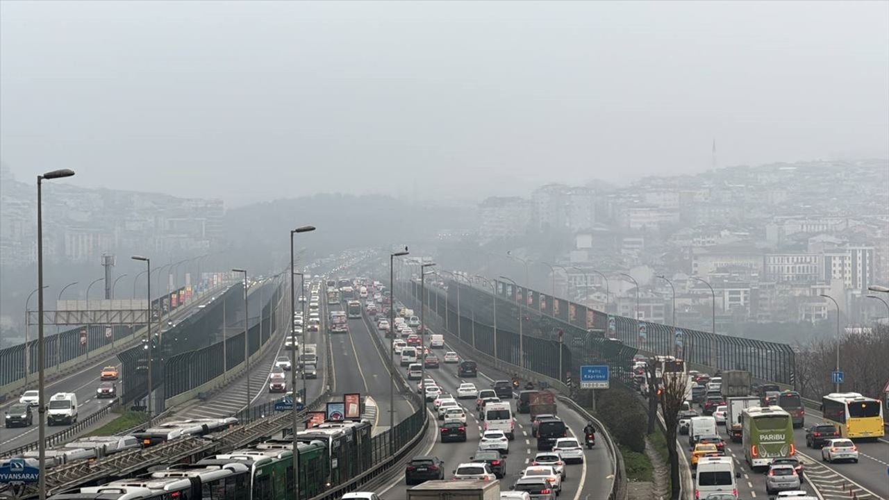 İstanbul'da Yoğun Sis Etkili: Görüş Mesafesi Düşüyor