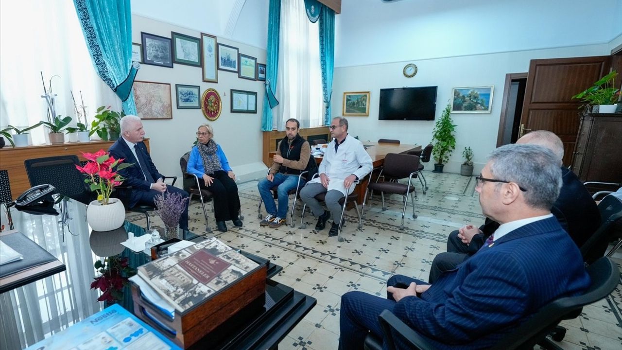 İstanbul Valisi Gül, Sanatçı Edip Akbayram’ı Hastanede Ziyaret Etti