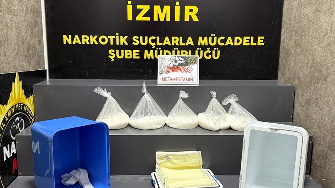 İzmir'de 5 Kilogram Sentetik Uyuşturucu ile Yakalanan Sürücü Tutuklandı