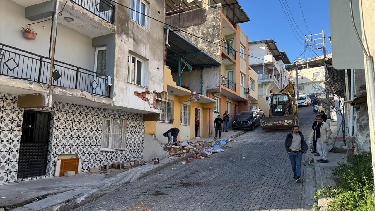 İzmir'de Freni Boşalan Kamyon Ev ve Araçlara Çarptı