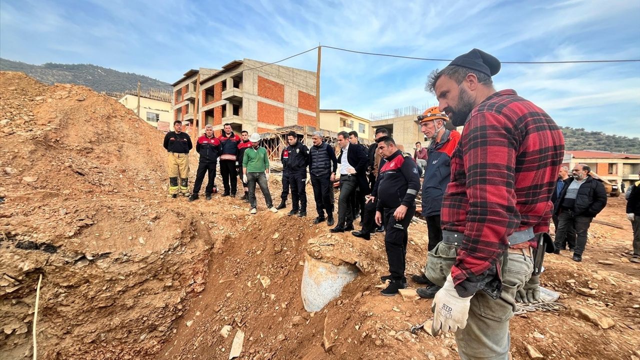 İzmir'de İnşaat Göçüğünde Kalan İşçi Kurtarıldı