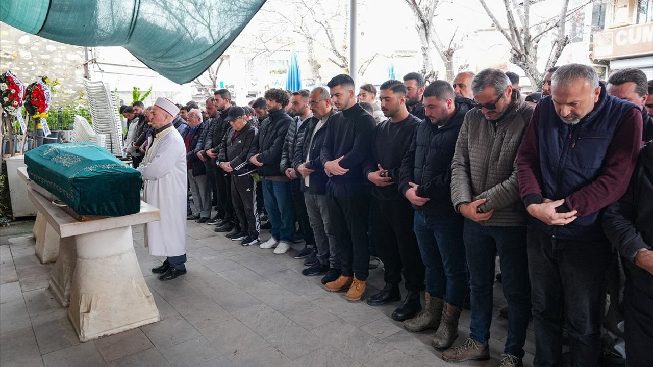 İzmir'de Motosiklet Kazası: 2 Genç Hayatını Kaybetti