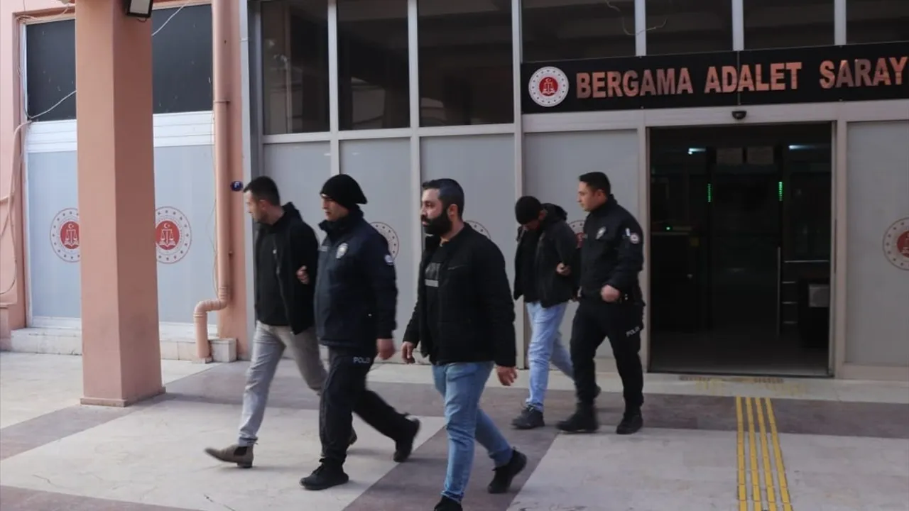 İzmir'de Uyuşturucu Tacirlerine Darbe: 3 Şüpheli Tutuklandı