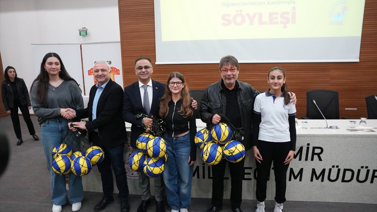 İzmir'de Voleybolun Yaygınlaştırılması İçin 750 Voleybol Topu Dağıtılacak