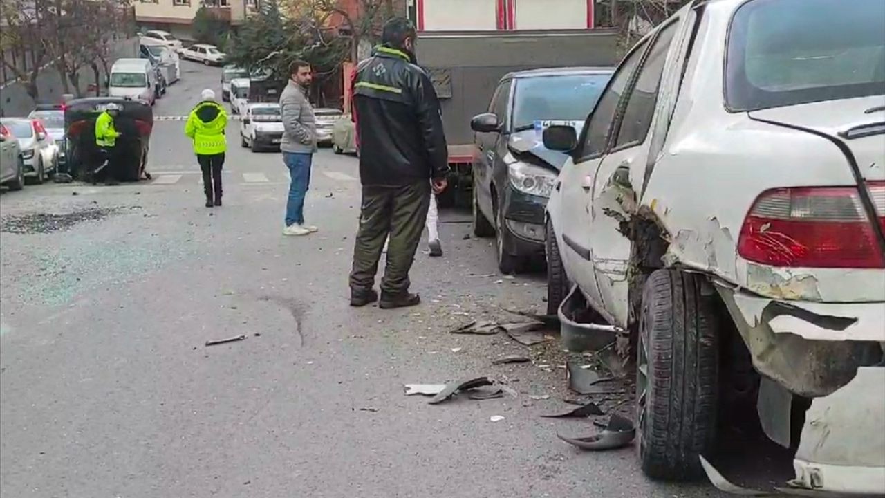 Kağıthane'de Park Halindeki 6 Araca Çarpan Otomobilin Sürücüsü Yaralandı