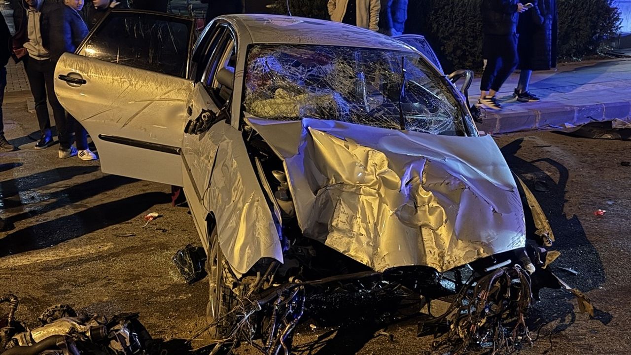 Kahramanmaraş'ta Aydınlatma Direğine Çarpan Araçta 3 Yaralı