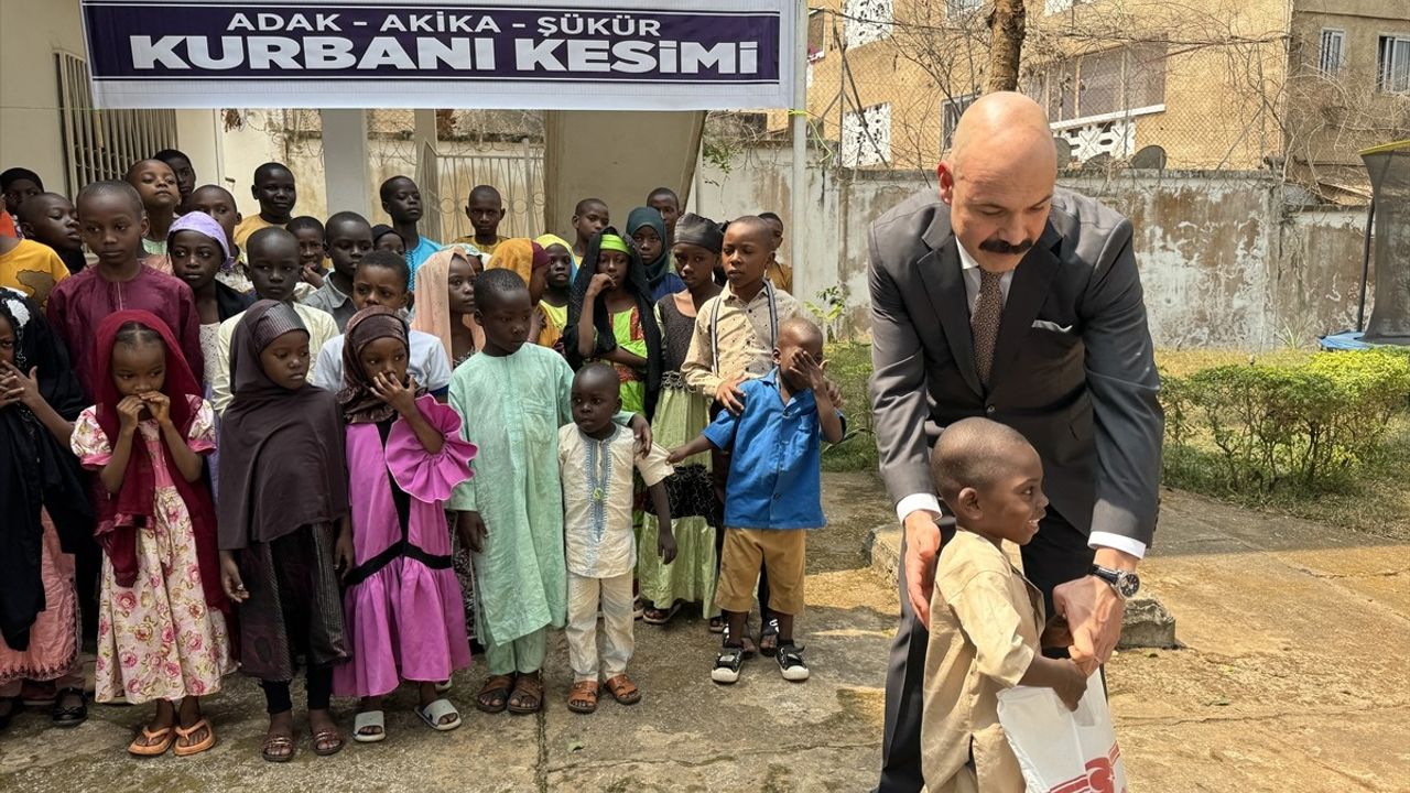 Kamerun'da Türkiye Diyanet Vakfı'ndan 'Yetim Himaye Bursu' Programı