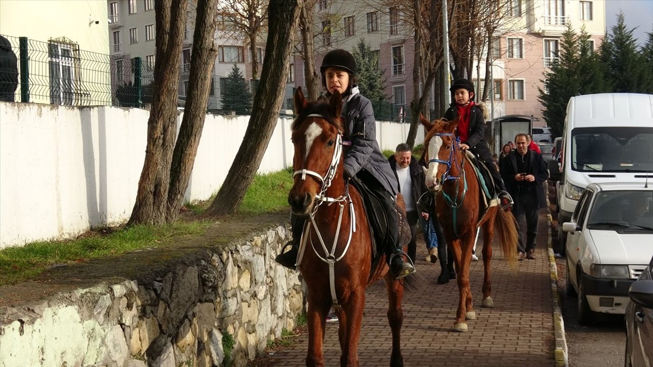 Karabük'te İki Kardeş Karnelerini At Üstünde Aldı