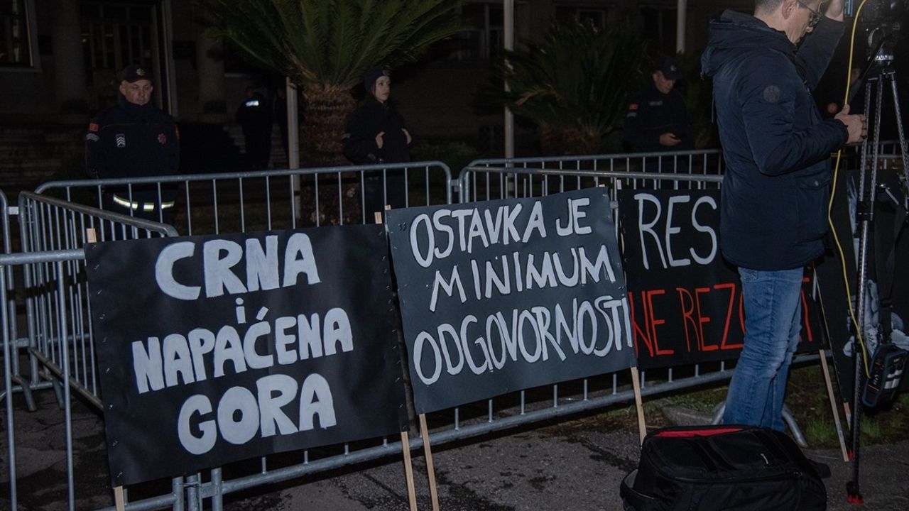 Karadağ'da Öğrenciler, 13 Kişinin Ölümüne Neden Olan Silahlı Saldırıya Tepki Gösterdi