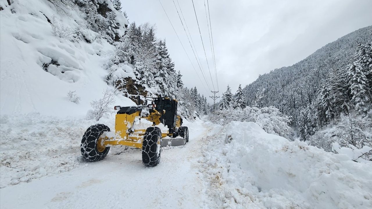 Karadeniz'de 128 Köy Yolu İçin Karla Mücadele Çalışmaları Devam Ediyor