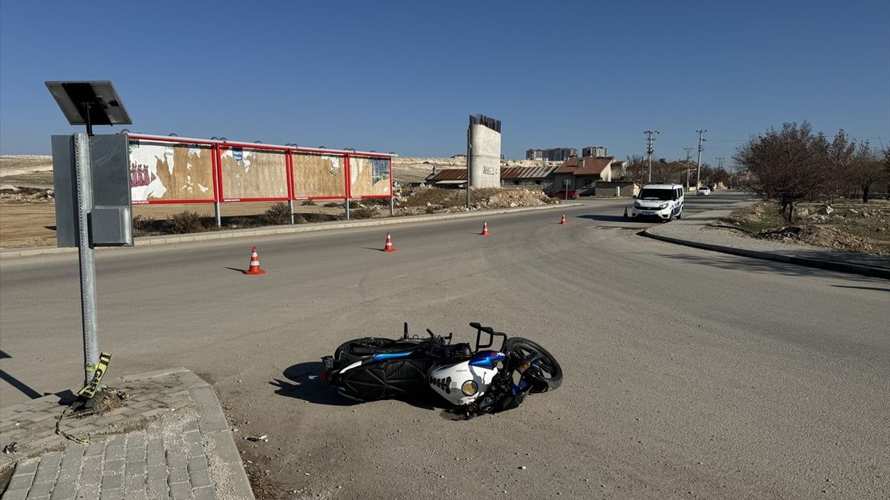 Karaman'da Motosiklet ve Hafif Ticari Araç Çarpıştı: 1 Ölü, 1 Yaralı