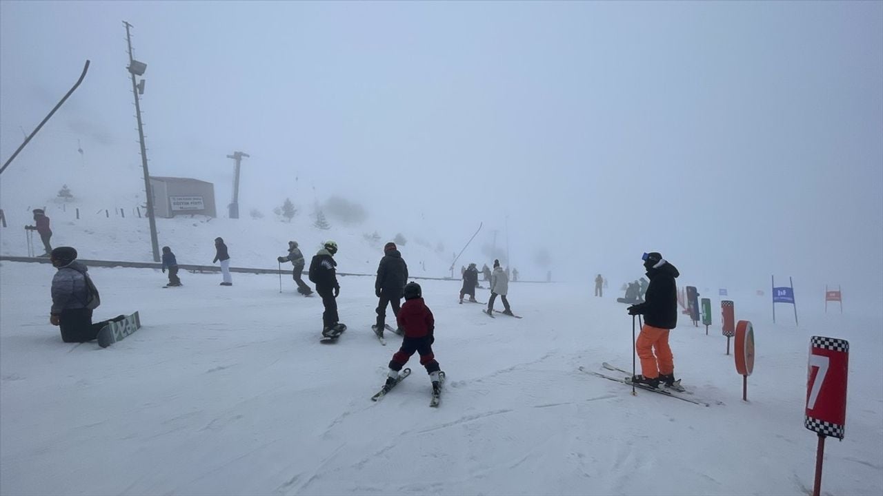 Kartalkaya'da Kar ve Sis Altında Kayak Keyfi