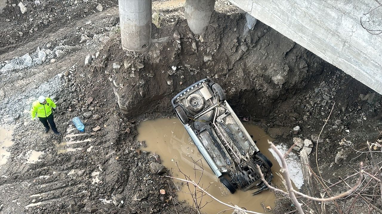 Kastamonu'da Köprüden Dereye Devrilen Araçta 3 Yaralı